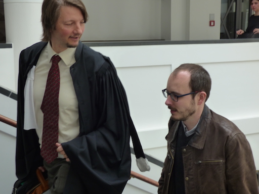 Antoine Deltour et Philippe Penning montant les marches du tribunal
