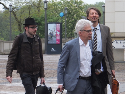 Antoine Deltour arriving at the Couthouse, with his lawyers William Bourdon and Philippe Penning