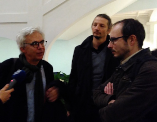 Antoine and his lawyers, Mr Penning et Mr Bourdon, chatting after the hearing, in the hall of the Court's building