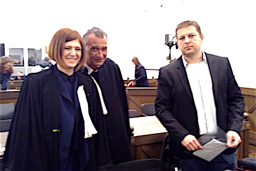 Raphaël Halet et ses avocats, posant dans la salle d'audience