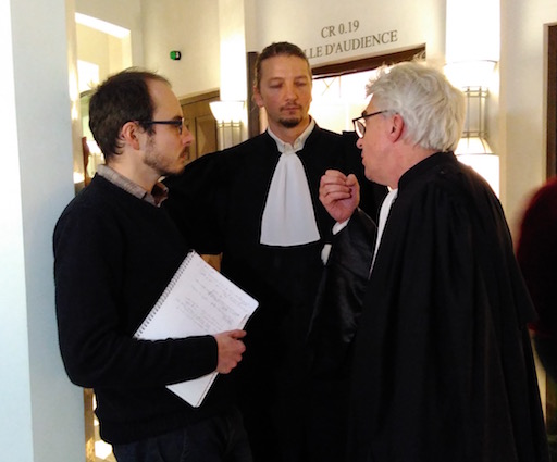 Antoine discutant avec ses avocats dans le hall de la Cour d’appel, durant la pause