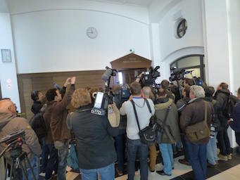 Beaucoup de journalistes à la sortie de l'audience !