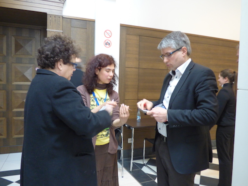 Sven Giegold s'entretenant avec des journalistes.