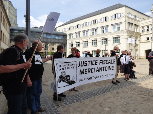 Des membres du Comité de soutien derrière une banderole « Justice Fiscale, Merci Antoine »