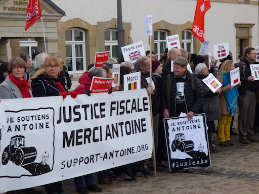 Des membres du comité de soutien à Antoine Deltour, derrière leur banderole