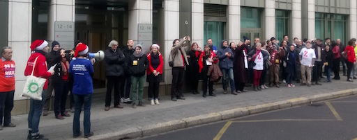 Des militants sur un trottoir de Luxembourg, pendant le safari fiscal