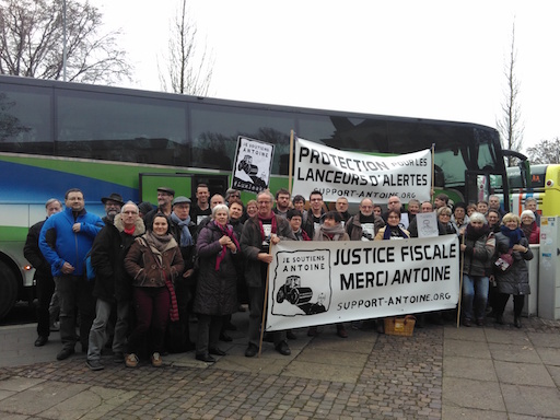 Group photo of the people who came with the Support committee’s bus, behind a banner “I support Antoine” (in French)