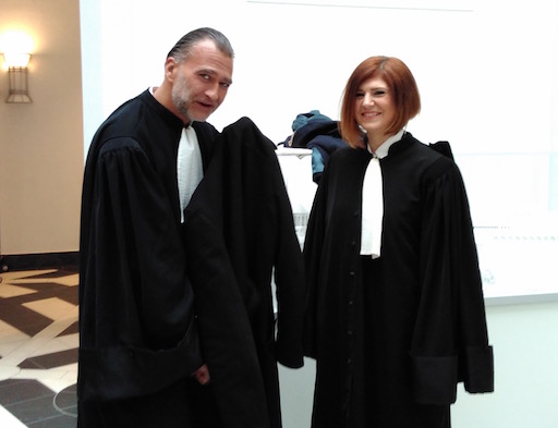 Me Bernard Colin et Me May Nalepa, en robes, dans le hall de la Courd d’appel
