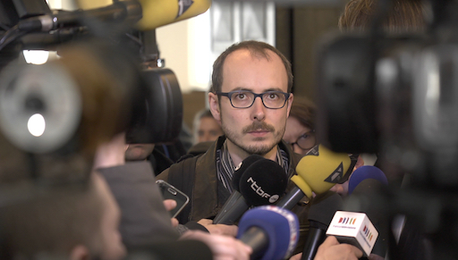 Antoine Deltour, entouré de micros des journalistes