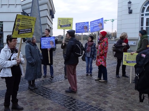 Un groupe de sympathisant·e·s venu·e·s soutenir les lanceurs d’alerte, avec des pancartes, sur le parvis du tribunal