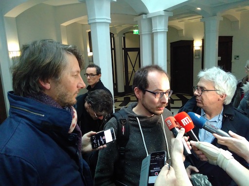 Antoine au micro des journalistes, à la sortie d’audience, entouré de Me Philippe Penning et Me William Bourdon.