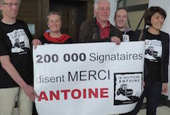 Sign “Merci Antoine”